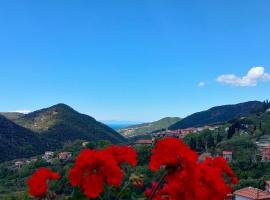 Camera tra le Cinque Terre, Camogli e Portofino. Vista valle e scorcio mare all'orizzonte，位于Castiglione Chiavarese的住宿加早餐旅馆