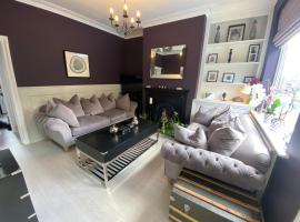 Interior Designed 4 bed Home Horsforth with gym!，位于霍斯福斯的带停车场的酒店