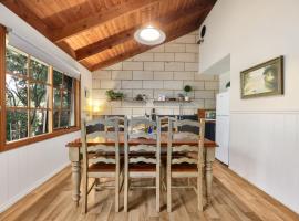 Jamieson Cottages - All Four Cottages - Sleeps 16，位于Howqua的酒店