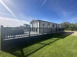 Luxury Lodge With Stunning Full Sea Views In Suffolk Ref 20234Bs，位于Hopton on Sea的酒店