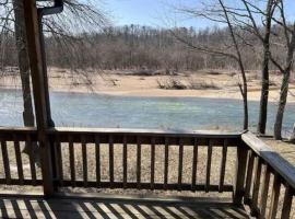 Current River Getaway，位于Van Buren的酒店