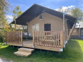 Safari Lodge Grou, luxe kamperen op een eiland!，位于赫劳的露营地