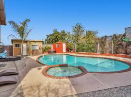 Colorful and Cozy Haven with Heated Pool，位于Rodeo的酒店
