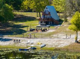 Lakefront Escape-Hot Tub-FirePit-Rural Retreat，位于Melrose的酒店