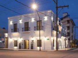 Departamentos & Villa Monarka, 1 Block from Malecon!