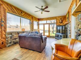 Cozy Thermopolis Home with Bighorn River Access，位于瑟莫波利斯的酒店