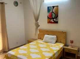 Chambre avec balcon - salle de bain extérieure privée & breakfast，位于圣路易斯的民宿