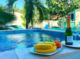 Beautiful and Spacious Mediterranean Style Villa on Palm Beach，位于棕榈滩的别墅