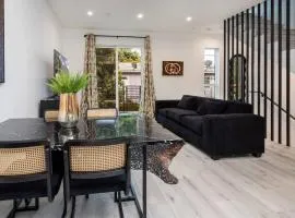 Hollywood Hills Luxury: 3BR Haven, Top Amenities