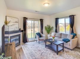 Charming Bend Home with Porch and Yard Great Location，位于本德的酒店