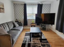 Spacious 2 bedroom 2 Bathroom Flat in Hatfield near Hertfordshire University with Private Car Park Sleeps 5-6，位于哈特菲尔德的酒店