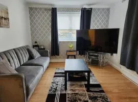 Spacious 2 bedroom 2 Bathroom Flat in Hatfield near Hertfordshire University with Private Car Park Sleeps 5-6