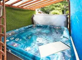The Reunion Pad Birmingham - Great for groups and contractors-With Undercover Hot Tub