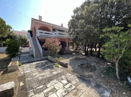 Holiday house with a parking space Simuni, Pag - 22608，位于科兰的别墅