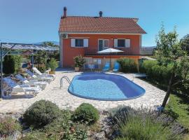 Apartments with a swimming pool Vojnic Sinjski, Zagora - 22835，位于特里尔的酒店