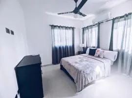 Spacious Condo With Free Parking & WiFi Close To The Airport