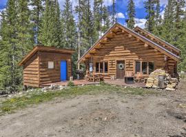 Cozy Breckenridge Cabin with Deck, 8 Mi to Gondola，位于布雷肯里奇的别墅