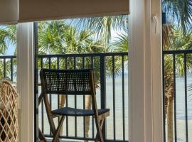 Sandestin Bayfront Studio with balcony and breathtaking views，位于德斯坦的海滩酒店
