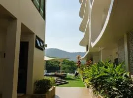 Luxury Lake Condo next to Beach
