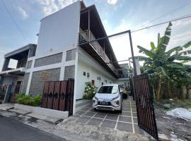 Nofrah House Syariah Mitra RedDoorz，位于Colomadu的酒店