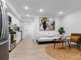 Excellent 2-BR Condo in Hip Area of DC，位于华盛顿本宁大道附近的酒店