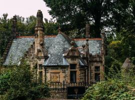 Stylish Loch Lomond lodge in stunning surroundings，位于巴洛赫的酒店