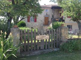 le sécadou chambres et table d'hôtes，位于Bournazel的带停车场的酒店