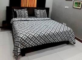 Bahria Town Lahore - NEXT INN Condo available at Best Price 402，位于拉合尔的酒店