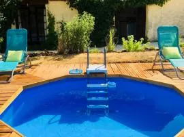 PRIVATE POOL with Stunning Views of the Chateau!! Old Barn
