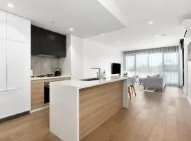 Urban Executive Style Meets Relaxed Coastal Vibes