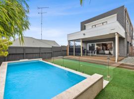 Waterways Luxury Poolside Retreat in Prime Location，位于格罗夫海洋的酒店