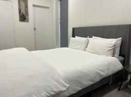 Totara Vale, Free Coffee, parking and wifi, near Glenfield Mall and highway 18,1，位于奥克兰的度假屋