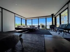 Peaceful house with great ocean & mountain view