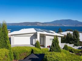 Seaside Chic Villa with Breathtaking Ocean Views，位于Howrah的酒店