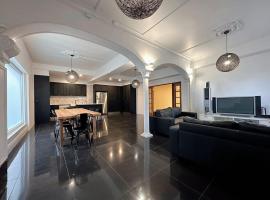 City Retreat for 8 with Spacious Rooms，位于霍巴特的酒店