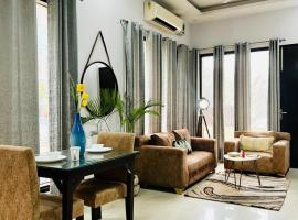 BluO Modern 1BHK - DLF Galleria，位于古尔冈的度假短租房