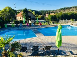 La Colline aux Chalets, Jaccuzi, Sauna，位于Saint-Chamarand的酒店