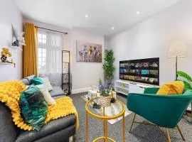 Stylish & Modern 2-Bedroom London Hideaway - King Bed- Sleeps 6 - Parking Available - Instant Book - 20 Percent Off Long Stays!