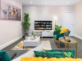 2 bedroom flat with a king-size bed in London, United Kingdom