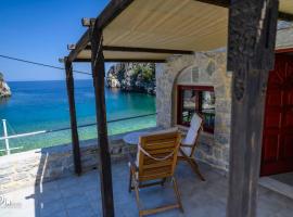 Panorama - Unique Beachfront Stone House in Alipa-Mani，位于Khalíkia的酒店