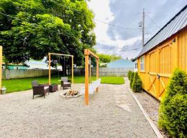 Copper Voyage, Fenced Backyard，位于科达伦的酒店