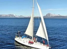 Weekend liveaboard sailing tour