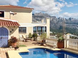 4 bedrooms villa with sea view private pool and furnished terrace at Callosa de Ensarria 9 km away from the beach，位于卡略萨登萨里亚的酒店