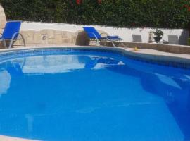 Villa Best Holiday- breathtaking sea views, amazing garden, private pool, BBQ, next to CORAL BAY, Lower Peyia, Paphos，位于佩亚的别墅