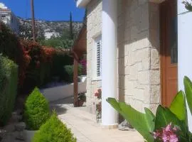 Villa Best Holiday- breathtaking sea views, amazing garden, private pool, BBQ, next to CORAL BAY, Lower Peyia, Paphos