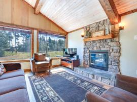 Donnelly Cabin with Fire Pit 5 Mi to Boat and Ski!，位于唐纳利的酒店