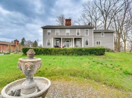 Lakefront Cayuga Retreat with Private Deck and Hot Tub，位于Cayuga的酒店