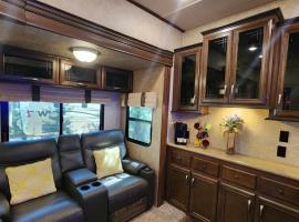 Cozy two bedroom and two full bath with golf cart，位于River Ranch的酒店