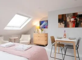 Cosy Loft Retreat, King Bed, En-suite, Kitchenette, Homestay