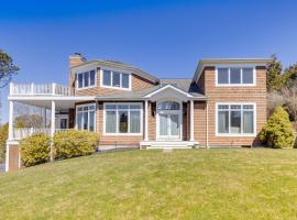 Hamptons Home Near Beaches with Pool and Water Views!，位于南安普敦的乡村别墅